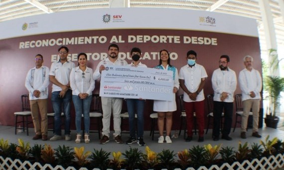 Entrega SEV 666 mil pesos a deportistas del sur del estado