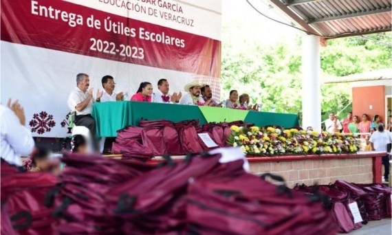 Zenyazen Escobar entrega más de 3500 paquetes de útiles escolares en Chalma