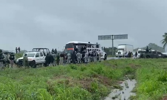 Migrantes cubanos se atrincheran en Acayucan para evitar detención