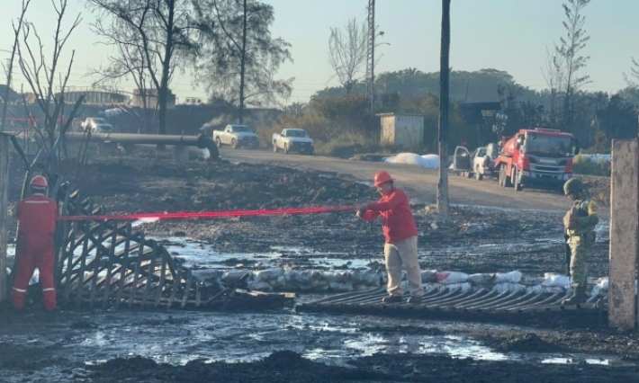 Localizan cuerpos de dos trabajadores de Pemex tras incendio en Ixhuatlán