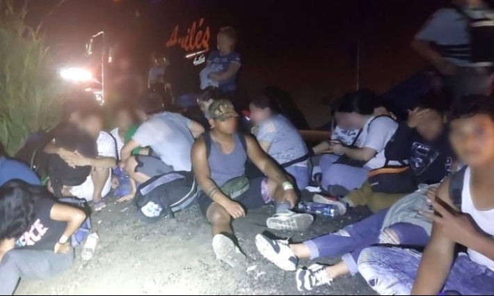 Se descarrila camioneta con 27 migrantes extranjeros en carretera La Tinaja-Acayucan
