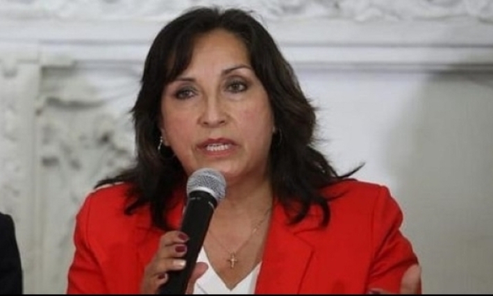 Presidenta de Perú enfrenta solicitud de destitución y protestas de izquierda