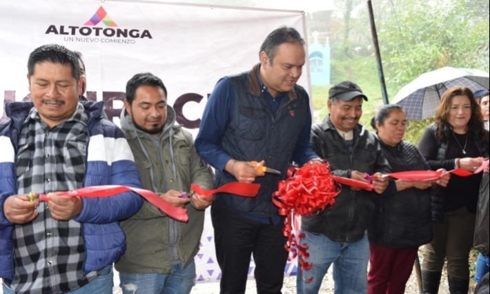 Alcalde de Altotonga inaugura obra realizada en la comunidad de San Miguel Tlalpoalan