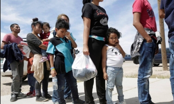 Familias migrantes separadas en administración de Trump podrán solicitar asilo