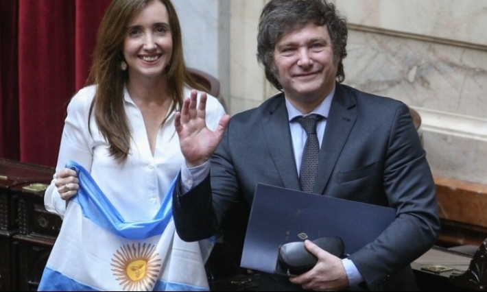 Javier Milei jura como presidente de Argentina en una ceremonia breve y emotiva