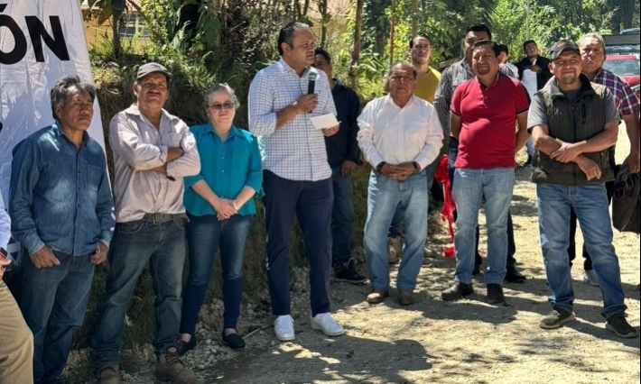 Nacho Morales Guevara inaugura rehabilitación de camino en San Miguel Tlalpoalan