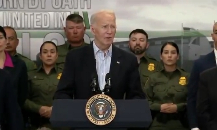 Biden insta a Trump a trabajar en acuerdo migratorio, pero el expresidente rechaza la oferta