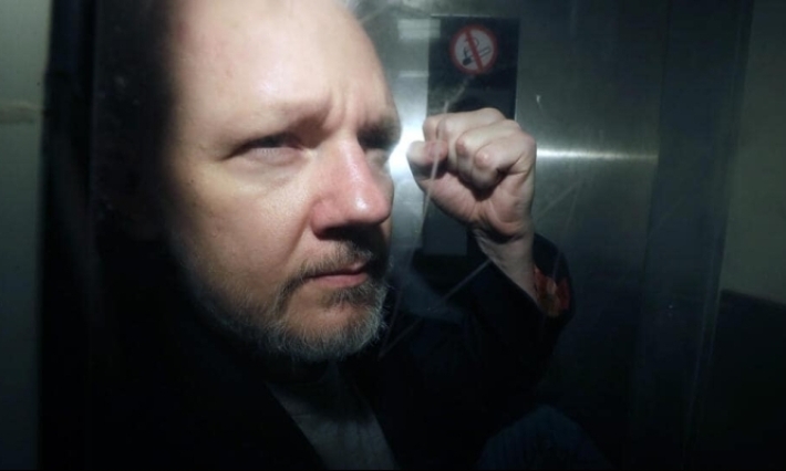 Logra Julian Assange aplazar su extradición a EU; Reino Unido pide garantías