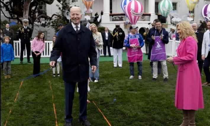 Abren la Casa Blanca a miles de niños en Pascua, en un momento clave para la campaña
