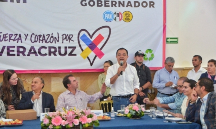 Américo Zúñiga critica política educativa y promete cambios con Pepe Yunes 
