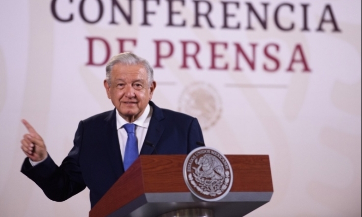 INE ordena a López Obrador modificar declaraciones a favor de Sheinbaum