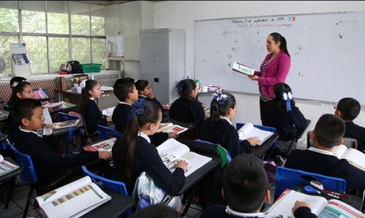 AMLO anuncia aumento salarial del 10% para maestros de educación básica 