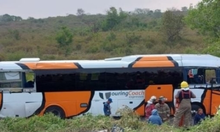 Vuelca autobús turístico en Veracruz se reportan 40 heridos