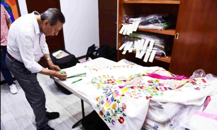 Ayuntamiento de Xalapa recibe colección de indumentaria tradicional de Veracruz
