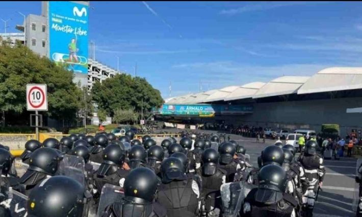 Caos en AICM por presencia de manifestantes de la CNTE