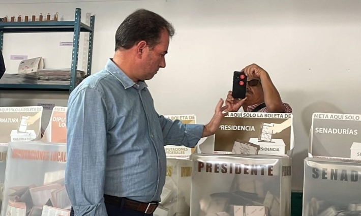 Pepe Yunes emite su voto en Perote, Veracruz