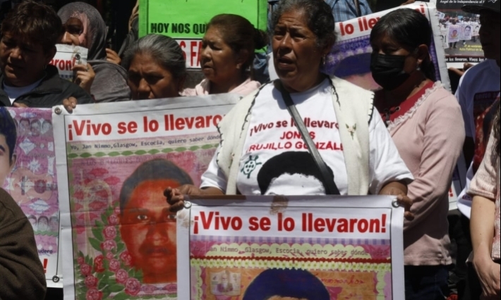 Padres de los 43 normalistas piden a AMLO que Claudia Sheinbaum dé seguimiento al caso Ayotzinapa