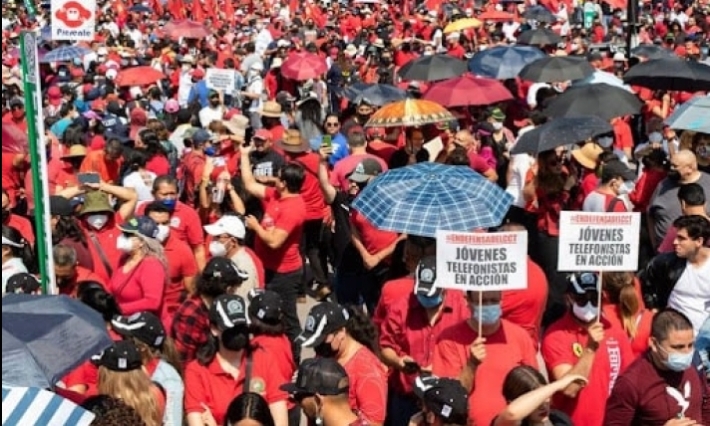Contingentes obreros exigen reducción de jornada laboral en marcha del Día del Trabajo
