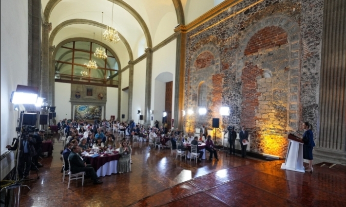Anuncia Sheinbaum aumento salarial para maestros del país 