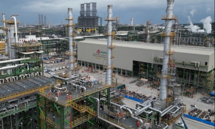 Sheinbaum confirma despidos en PEMEX; promete respeto a derechos laborales