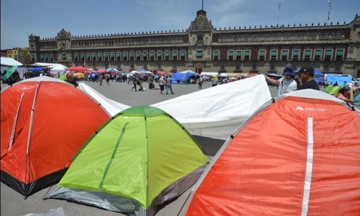 CNTE mantiene paro y plantón en el Zócalo hasta que gobierno cumpla exigencias