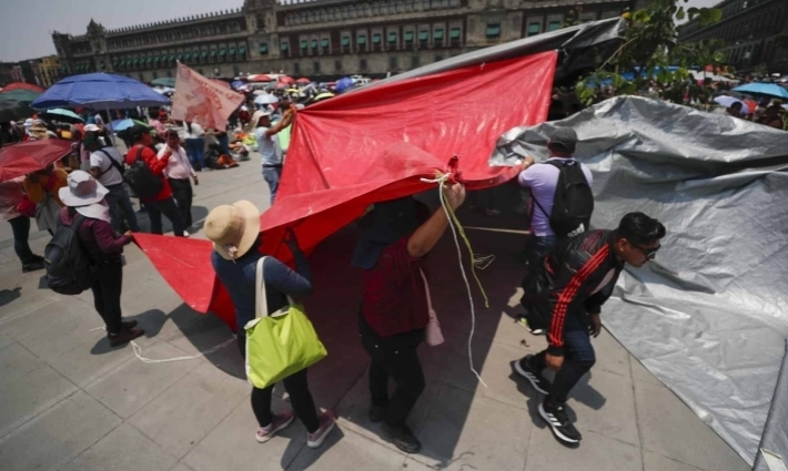 Plantón magisterial permanece en el Zócalo durante jornada electoral del Poder Judicial