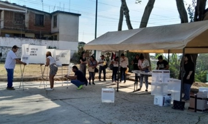 Con retrasos y participación moderada, abren casillas en Xalapa para elecciónes
