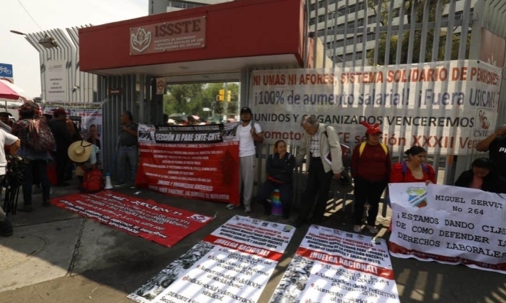 CNTE bloquea oficinas del ISSSTE y exige diálogo con Martí Batres