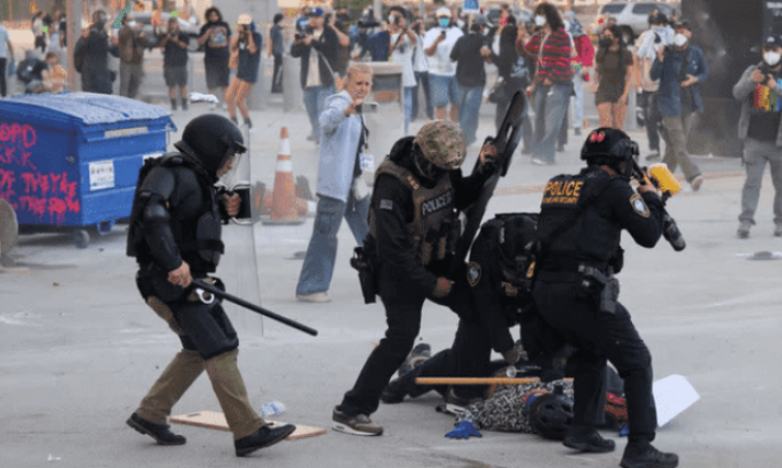 Denuncian uso excesivo de la fuerza y detenciones sin orden judicial en redadas masivas en Los Ángeles
